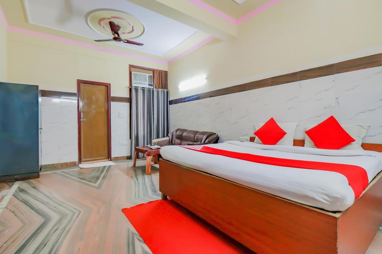 Oyo 67215 Shri Hari Radha Palace วรินดาวัน ภายนอก รูปภาพ