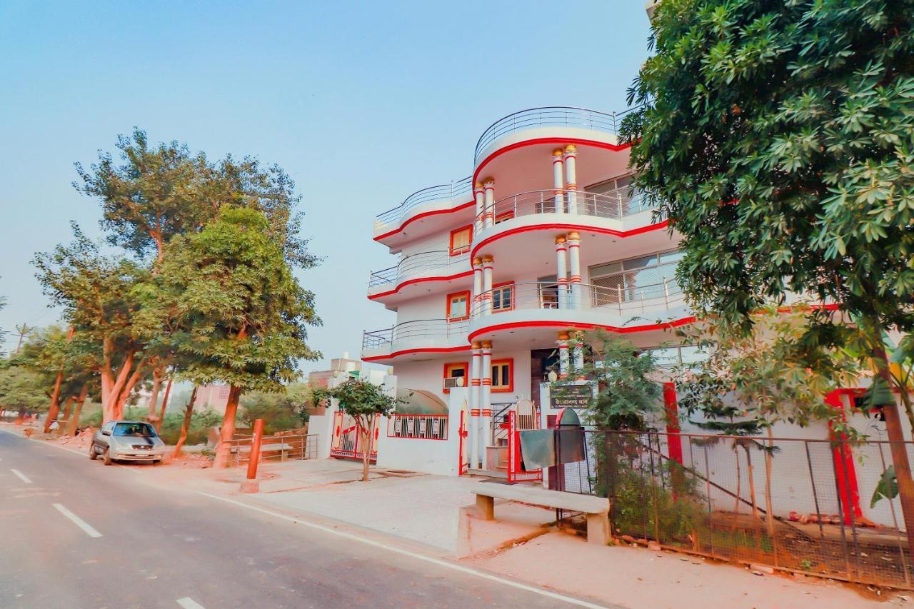 Oyo 67215 Shri Hari Radha Palace วรินดาวัน ภายนอก รูปภาพ