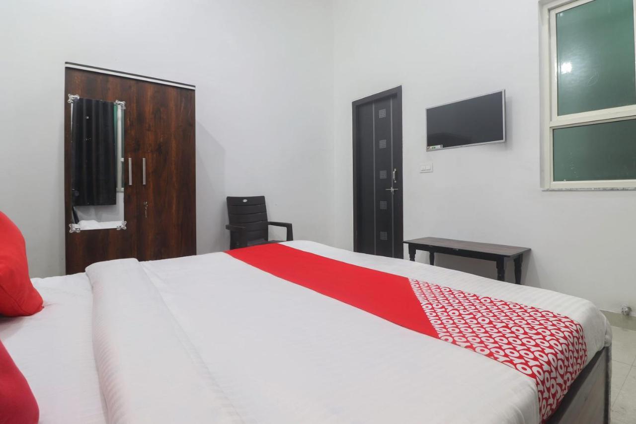 Oyo 67215 Shri Hari Radha Palace วรินดาวัน ภายนอก รูปภาพ
